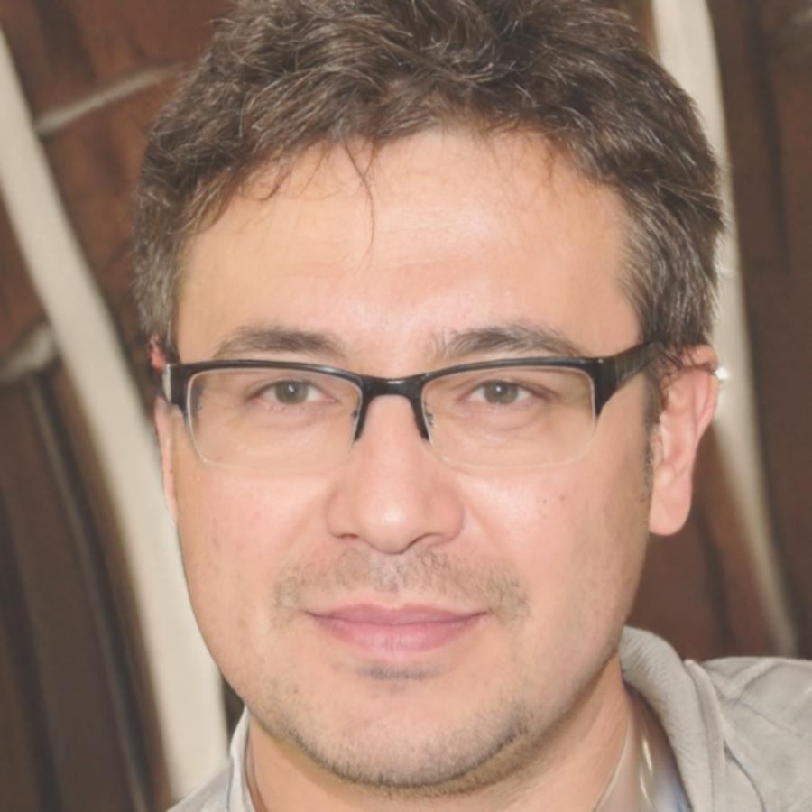 Membre de l'équipe plendakronmedia travaillant sur l'optimisation budgétaire